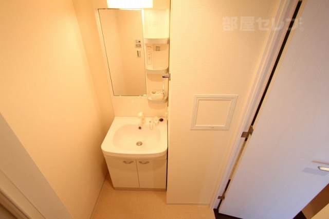 洗面設備　清潔感のあるシャワーヘッドの洗面台