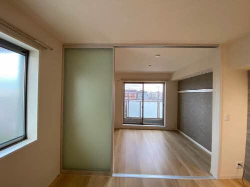 居室・リビング　スライディングスクリーンを採用しております。