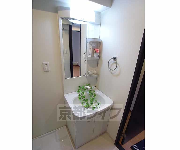 洗面設備　便利な洗面台です。