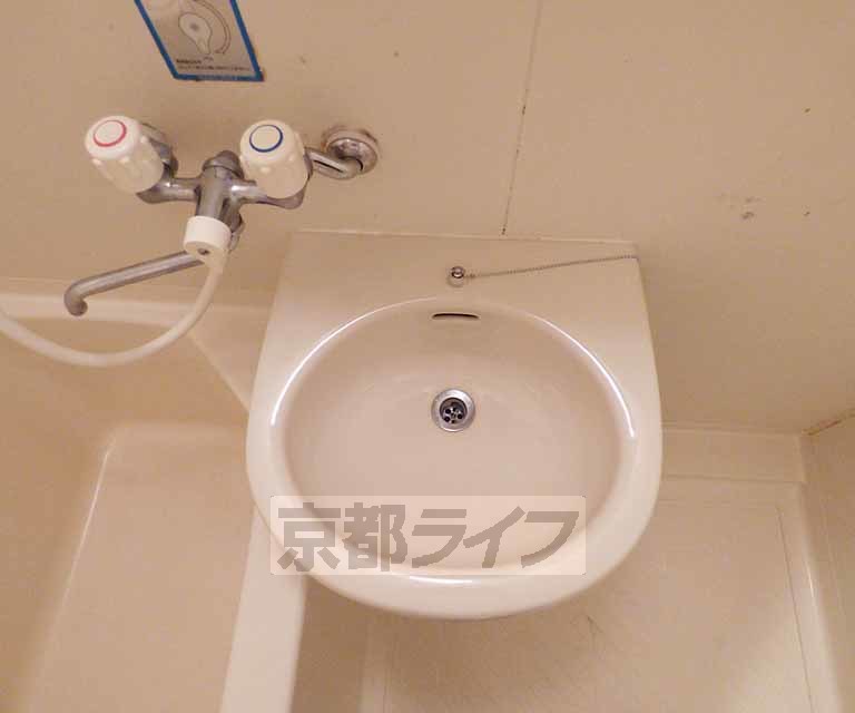 洗面設備　綺麗な洗面台です。