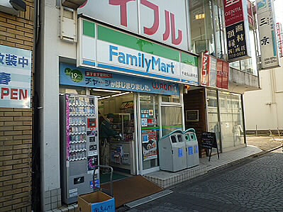 コンビニ　ファミリーマート 千歳烏山駅西店（コンビニ）まで133m