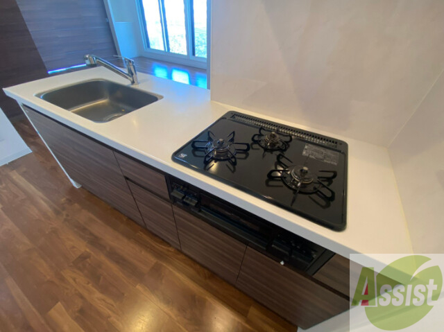 キッチン　システムキッチン。グリル付きでお魚も焼けますね。