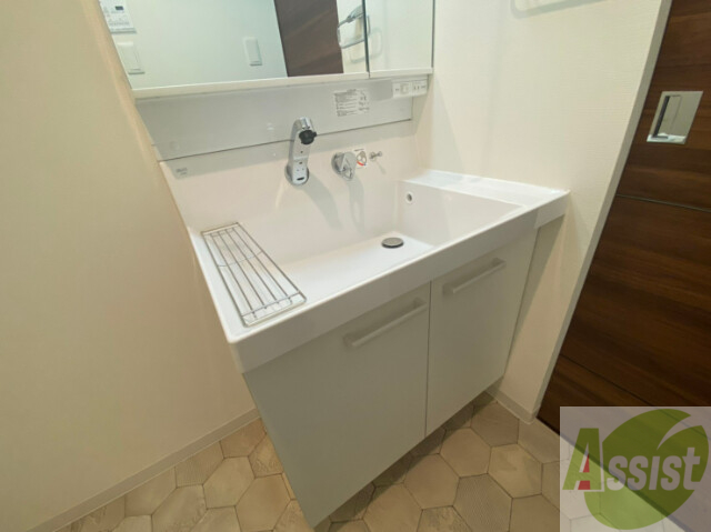 洗面設備　忙しい朝の味方、独立洗面台があるのは嬉しいですね。