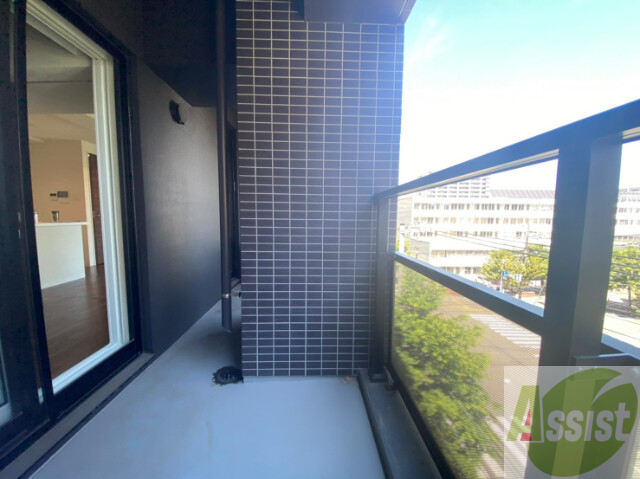 バルコニー　バルコニーは幅があり、広い印象を受けました。