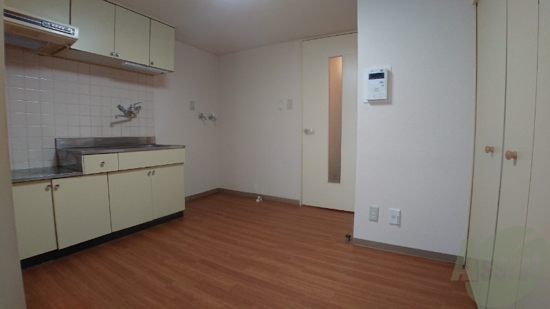 居室・リビング　フローリングや壁の色がお洒落な印象のリビングです。