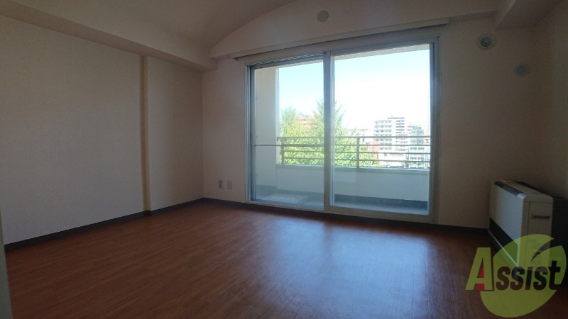 その他部屋・スペース　こちらが寝室です。窓が大きくて明るいですね。