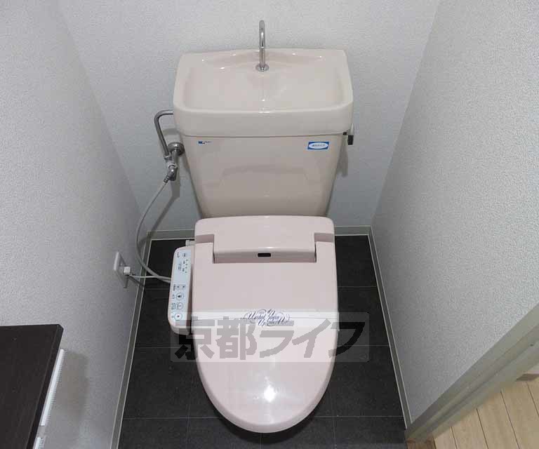 トイレ　温水洗浄便座付きです。