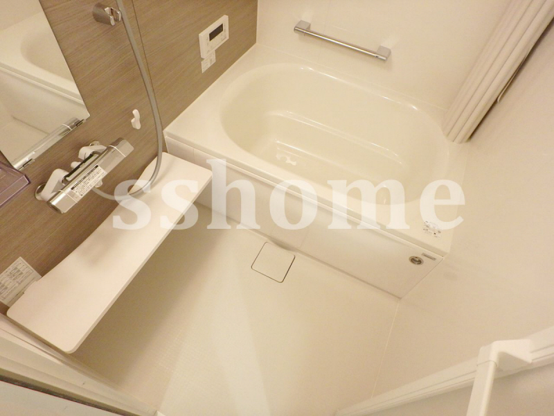 バス・シャワールーム　鏡と小さい台があります☆