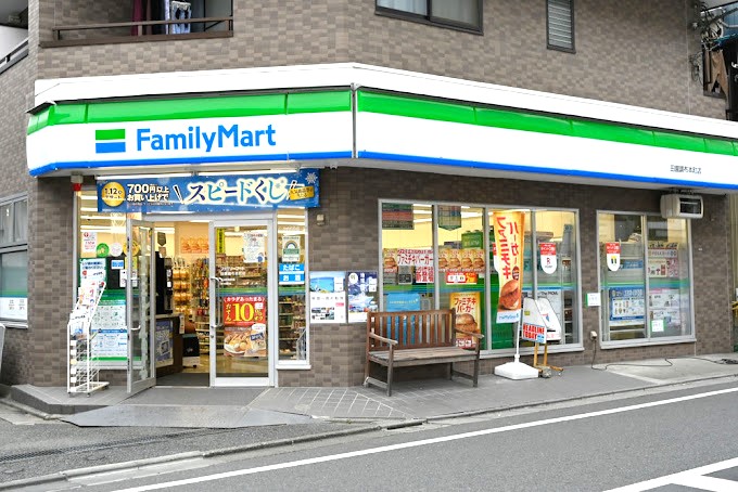 コンビニ　ファミリーマート 田園調布本町店（コンビニ）まで165m