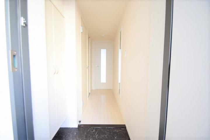 玄関　※別部屋の参考写真です。