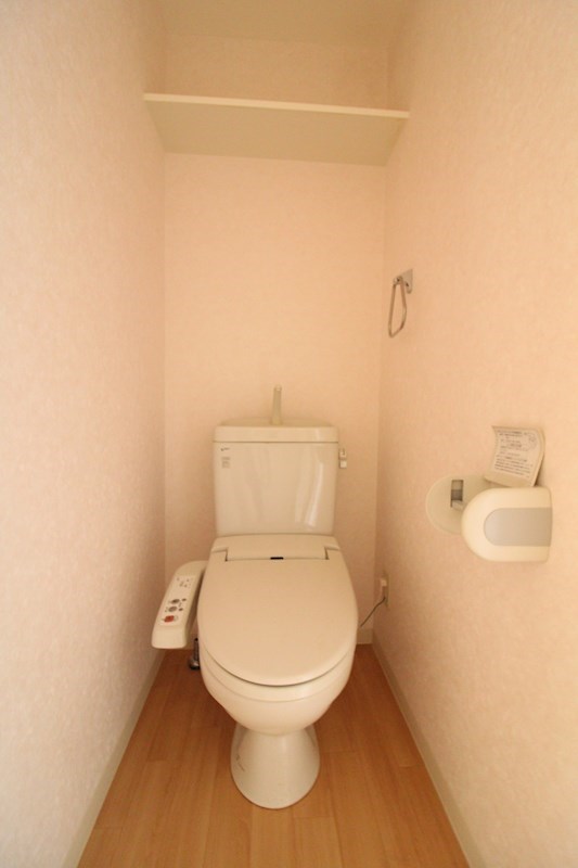 トイレ　上部に収納棚付きのトイレ！