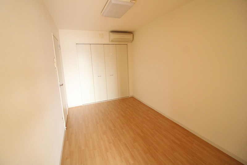 その他部屋・スペース　6帖の洋室でゆったり過ごせます！