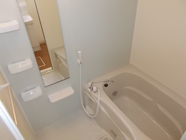 バス・シャワールーム　コンパクトで使いやすいお風呂です