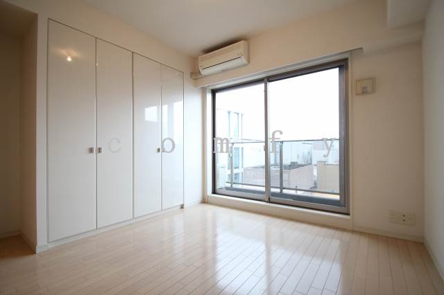 その他部屋・スペース　窓が大きく明るい室内