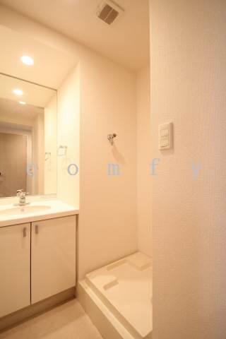 洗面設備　清潔感漂うパウダールーム