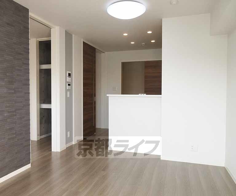 居室・リビング　デザインクロス付いています