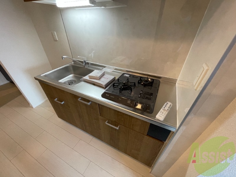 キッチン　２口ガスコンロも設置されていて、調理スペースも広いですね。