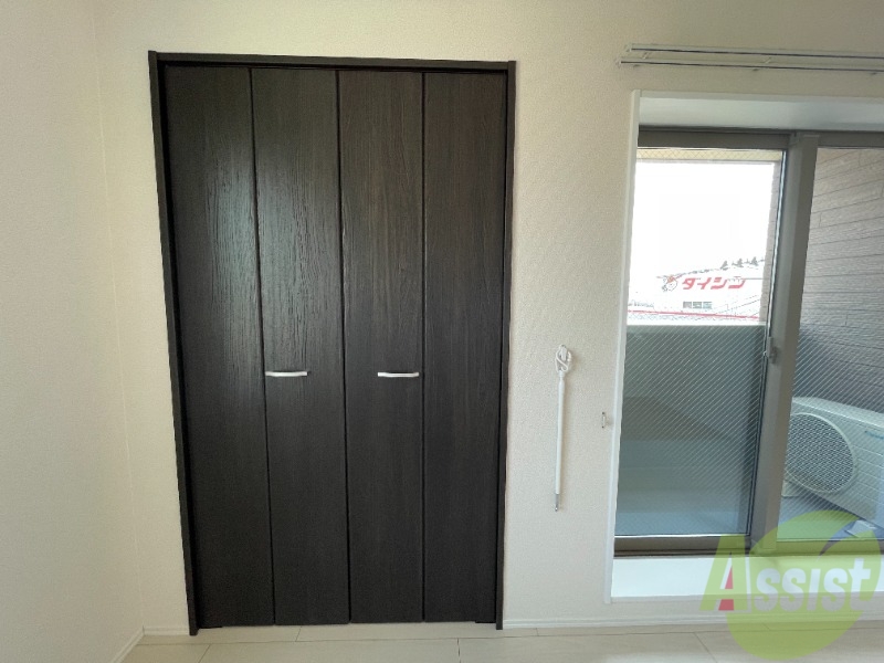 収納　洋室にある収納スペースは十分な広さがあると思います。