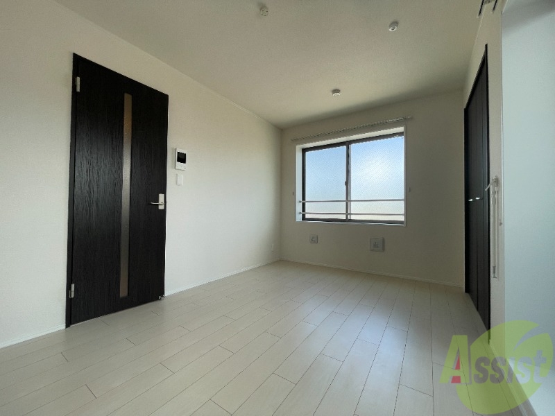 その他部屋・スペース　寝室としてもスペースに余裕があり、陽当たりが良いですね。