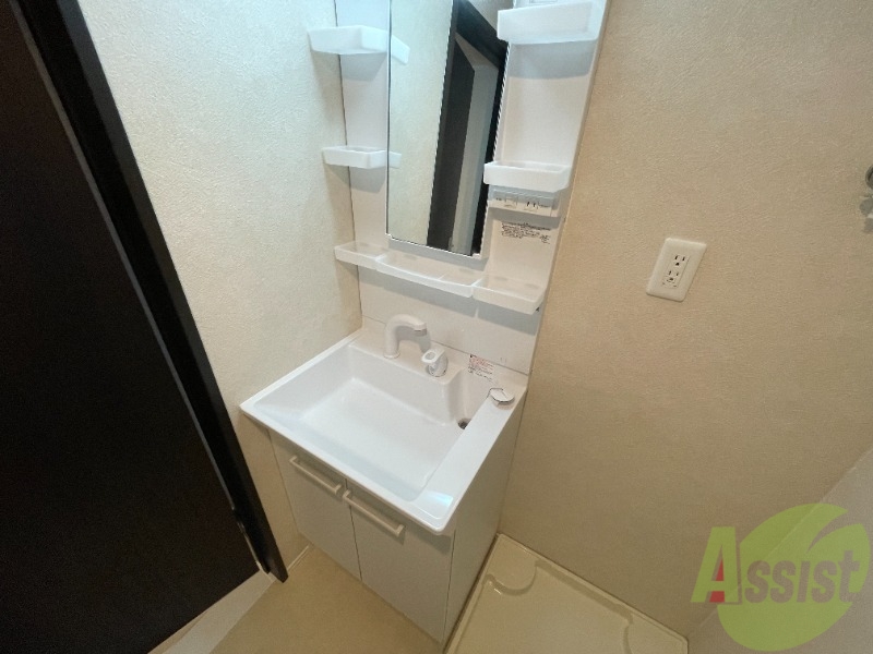 洗面設備　洗面化粧台も独立しており、洗面台の棚も利便性がありますね。