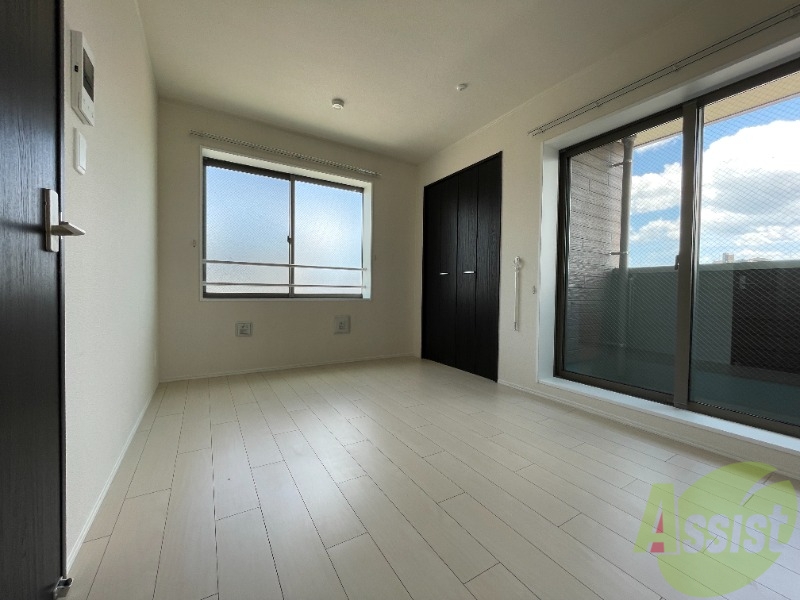 居室・リビング　広々として、家具関係も問題なく置けそうですね。