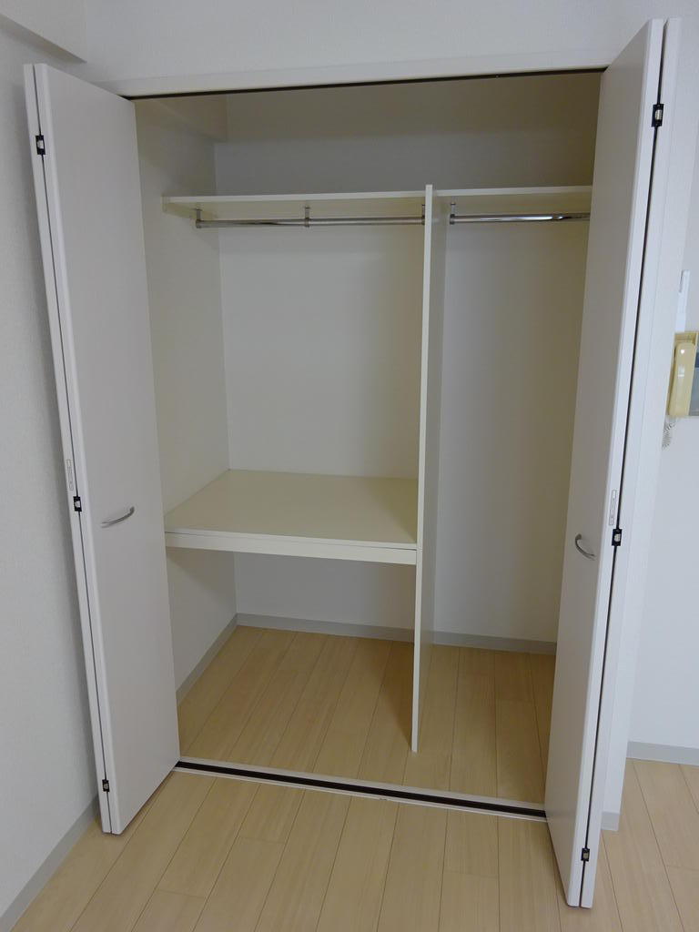 収納　居室にはクローゼット・上部収納がございます。