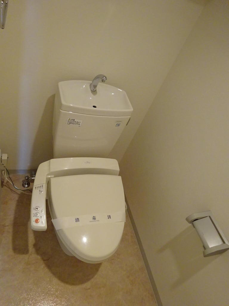 トイレ　ウォシュレットです。収納棚もございます。