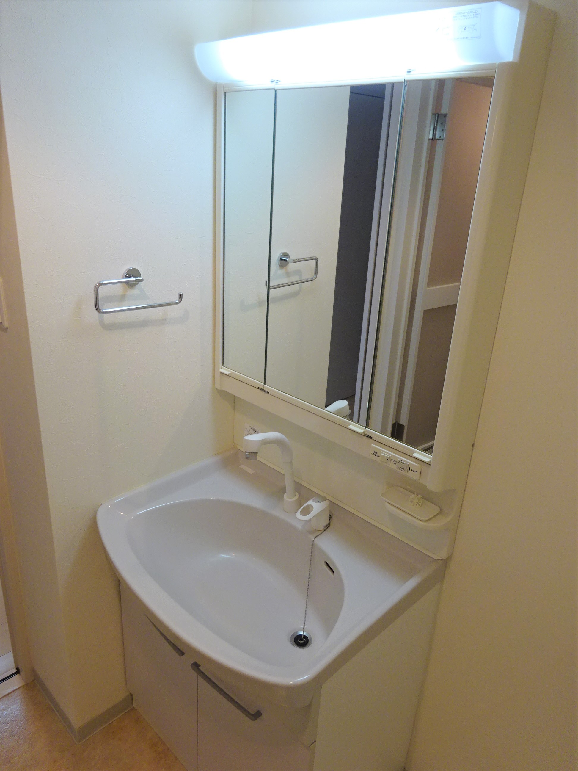 洗面設備　三面鏡付きのシャンプードレッサーです。