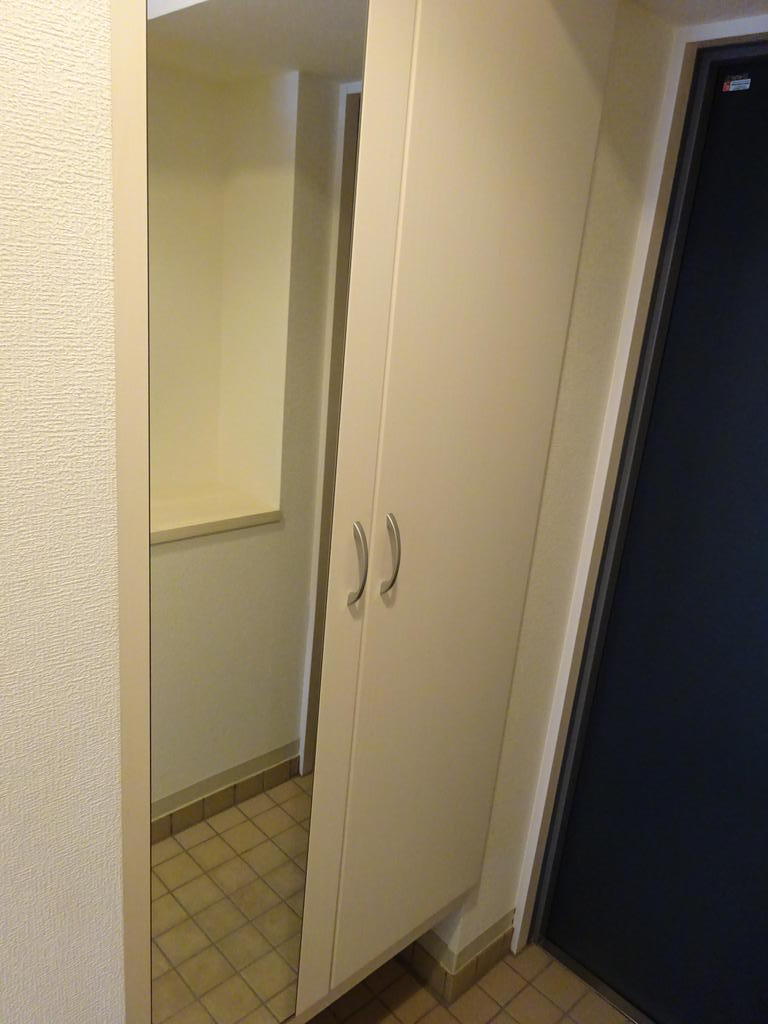 玄関　全身鏡付きのシューズボックスです。