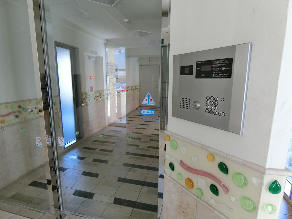 エントランス　オートロック・宅配ボックスがございます。