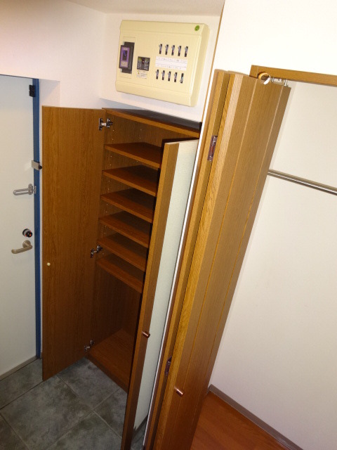 玄関　玄関収納もたっぷり