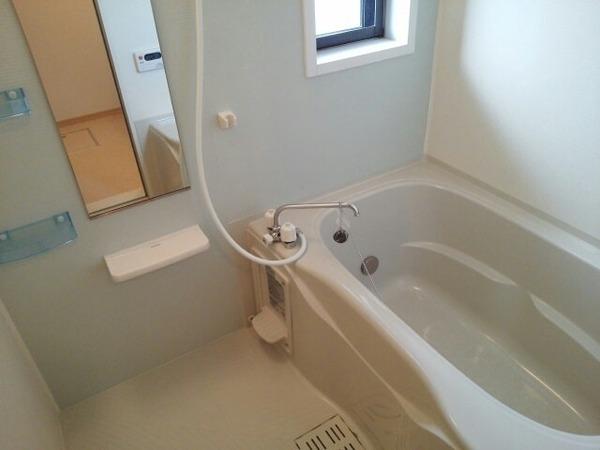 バス・シャワールーム　浴室乾燥機、追い焚き機能付きバス！