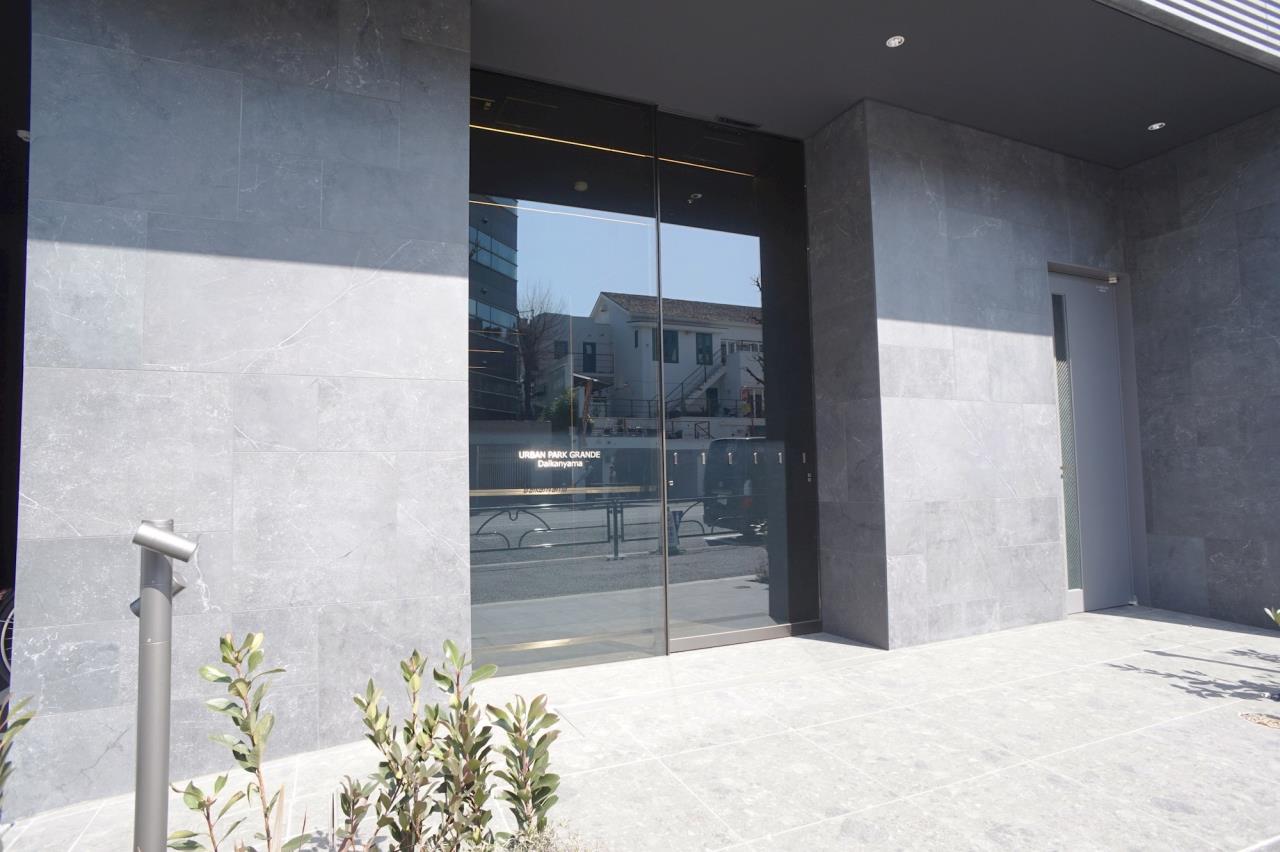 ドラックストア　ウエルシア目黒青葉台店（ドラッグストア）まで724m