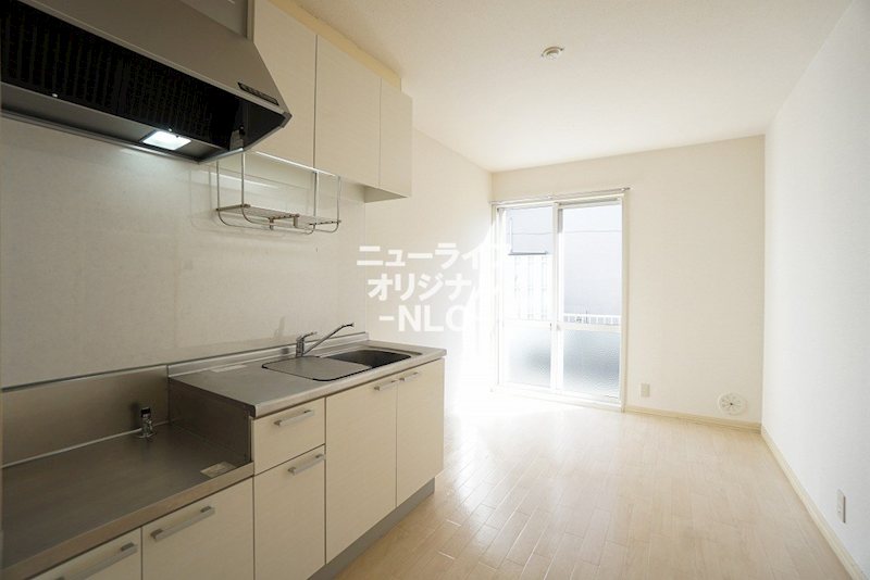 居室・リビング　大きなダイニングテーブルを置ける広さがあります☆