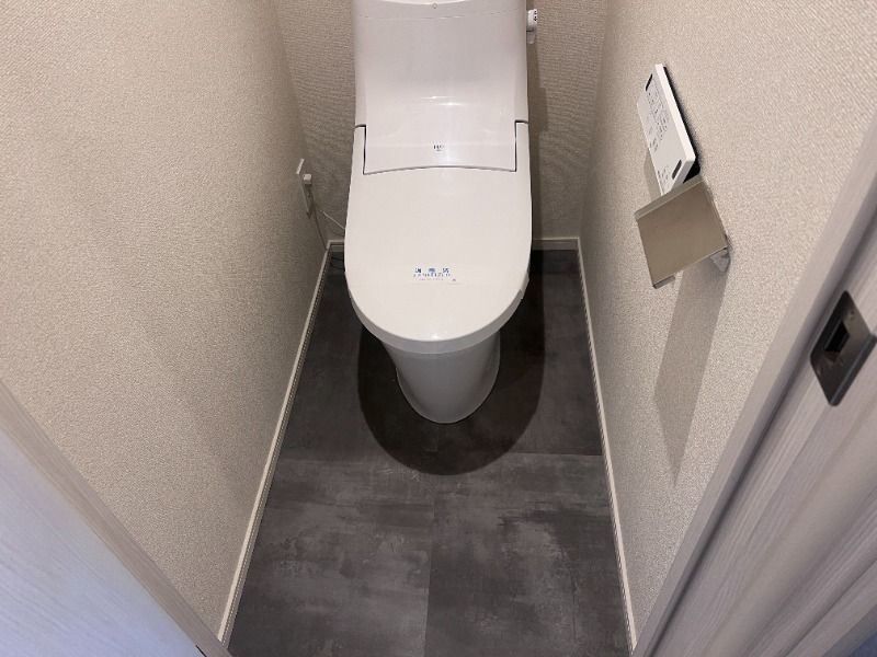 トイレ　落ち着いた色調のトイレです