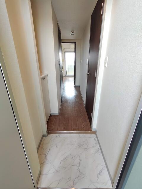 玄関　※別部屋参考写真