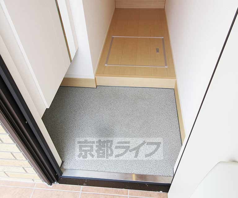玄関　靴箱の下にもいろいろ置けます
