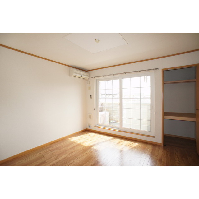 居室・リビング　明るい日差しの室内