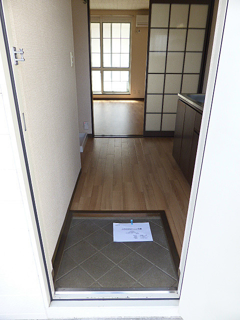 玄関　他号室写真のため、実際とは異なる場合がございます。