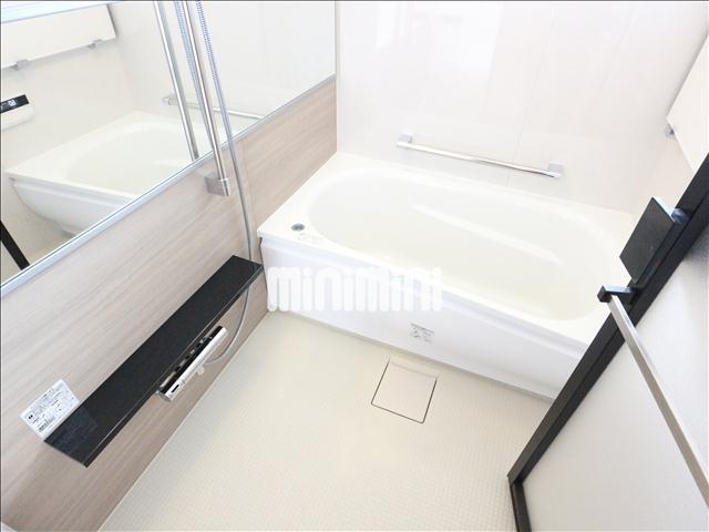 バス・シャワールーム　追い炊き機能、浴室乾燥機完備のバスルーム。