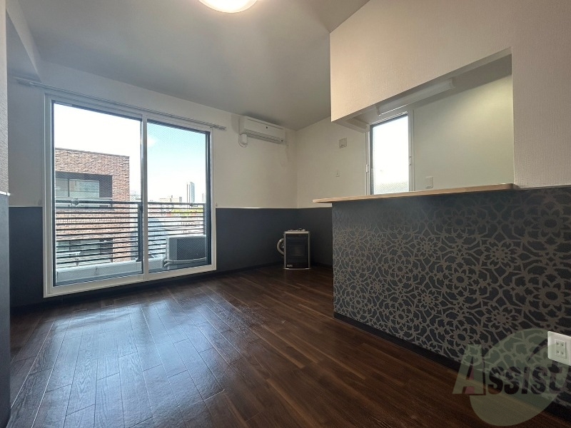 居室・リビング　白さが清潔感を出してくれます。お部屋も明るいですね。