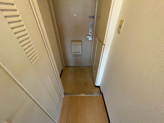 玄関　※別号室の参考写真です。