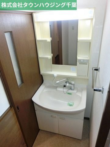 洗面設備　朝の支度に嬉しいシャワー付洗面所