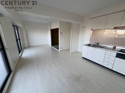 居室・リビング　床色が明るい色合いで、とてもきれいです。