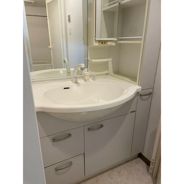 洗面設備　明るい洗面所です