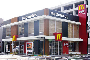 飲食店　マクドナルド新潟万代店（飲食店）まで958m