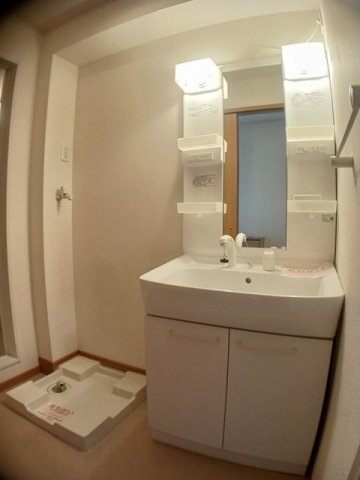 洗面設備　明るい洗面所です