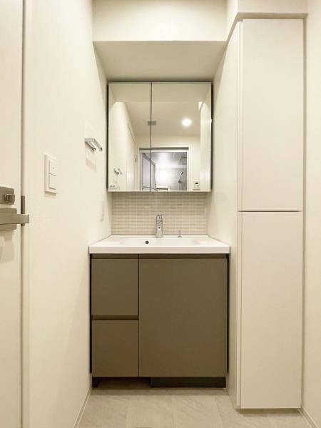 洗面設備　明るい洗面所です