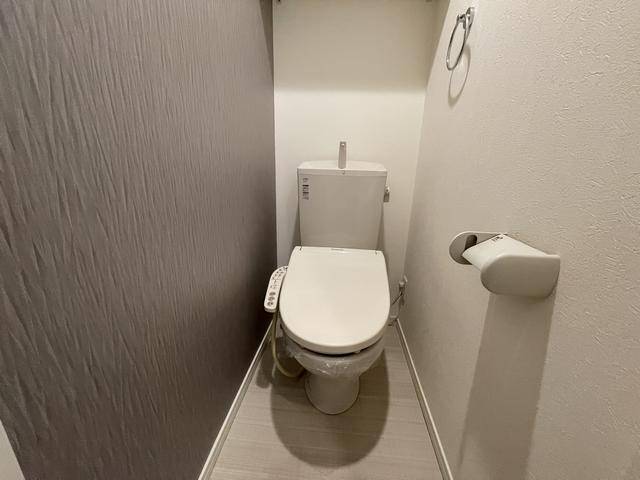 トイレ　シャワー付きトイレです。