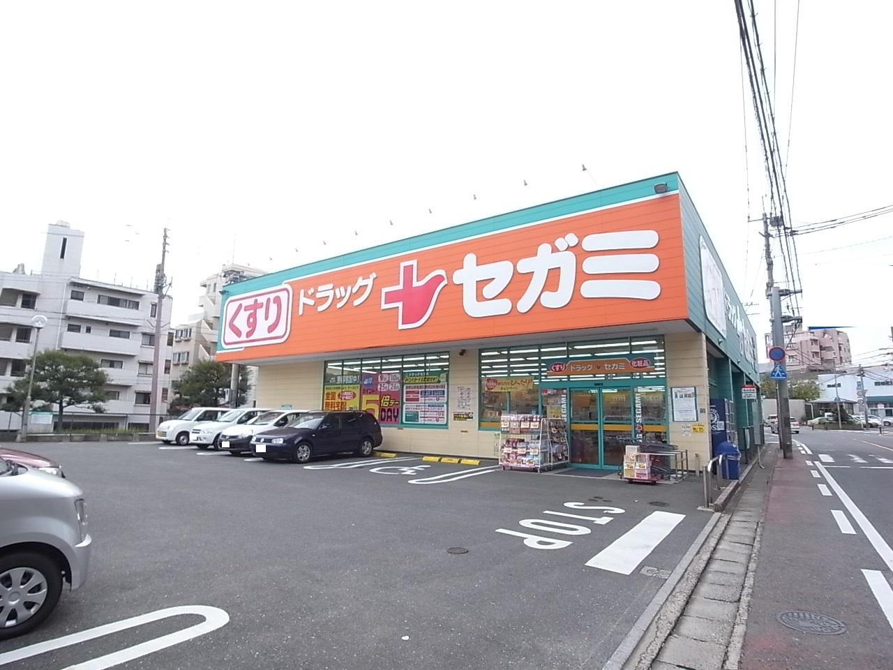 ドラックストア　ドラッグセガミ山口小郡店（ドラッグストア）まで690m
